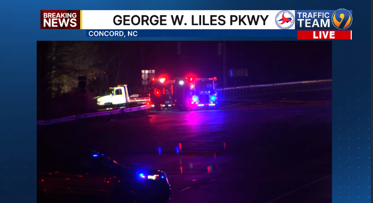 TrafficTeam9's tweet image. #BREAKING: An overnight  chase ended up as a crash that has George Lile Pkwy CLOSED over I-85.  Team coverage with @EliBrandTV at 4:30 AM on @wsoctv #ConcordNC #CabarrusCo