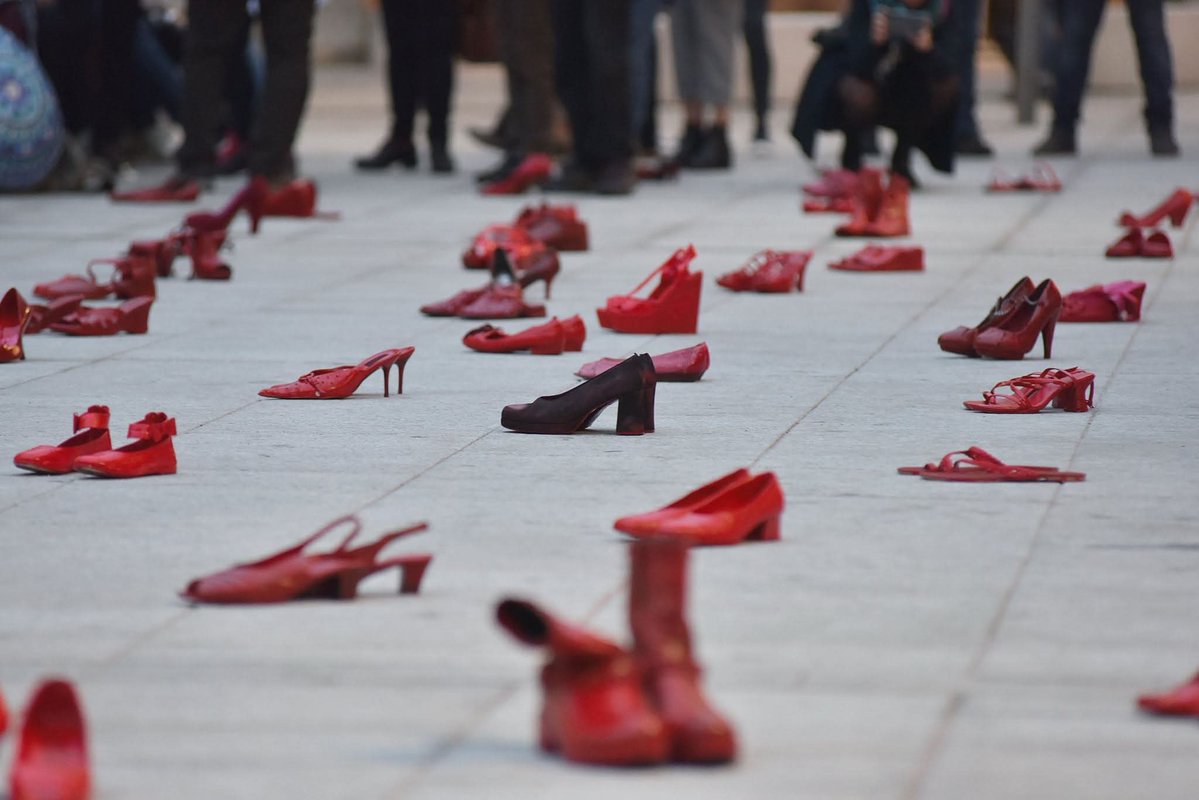 Tibia2021's tweet image. La violenza, sino all’estremo atroce del femminicidio, è un modo per provare a farsi nuovamente padrone della libertà della donna. La violenza maschilista: impadronirsi della libertà della vittima rendendola un oggetto inerme. 
#giornatacontrolaviolenzadigenere
#25novembre