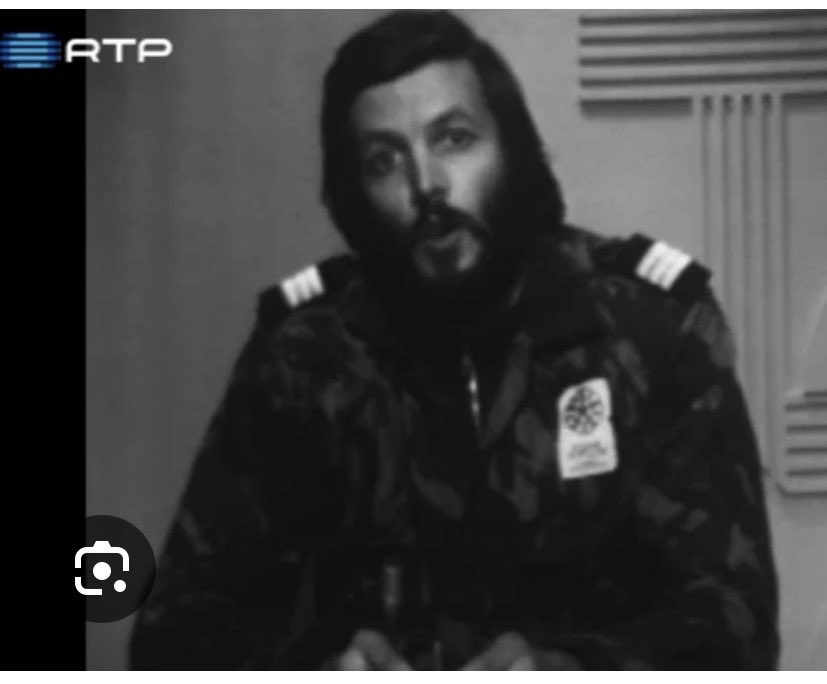 FranciscojlSim's tweet image. Nos 50 anos do 25 de Novembro, o Público entende dar destaque ao tipo que invadiu a RTP e a quem tiveram de cortar o pio em directo!