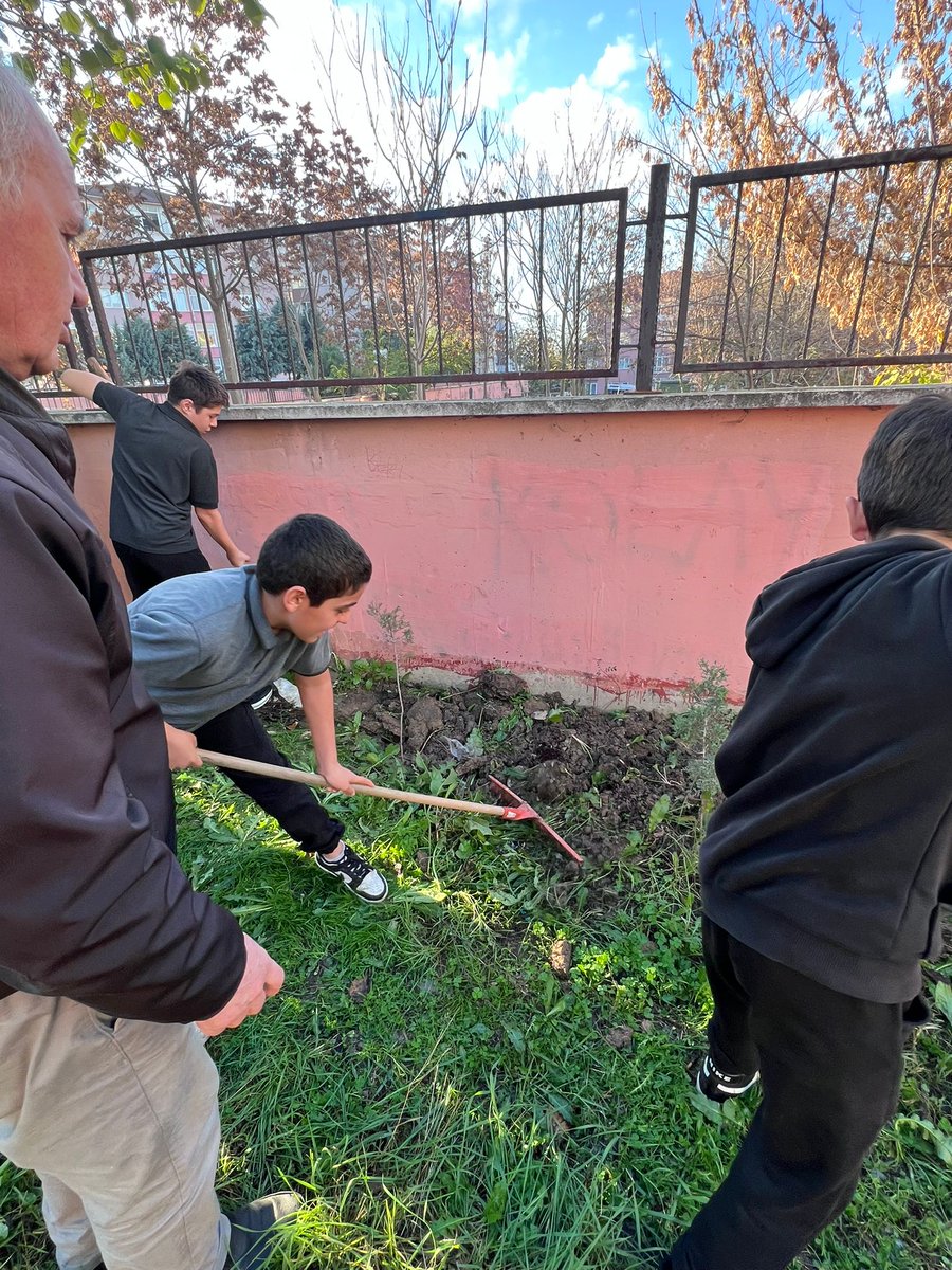 Yeşil vatan projesi orman ayı kapsamında okulumuzdaki fidanların bakımı yapılmış toprakları havalandırıp öğrenciler bu konuda bilgilendirilmiştir.
#benimokulumgeleceğeçare
<a href="/CorluMem/">Çorlu Milli Eğitim Müdürlüğü</a> <a href="/hete61/">Hüseyin ERDOĞAN</a>