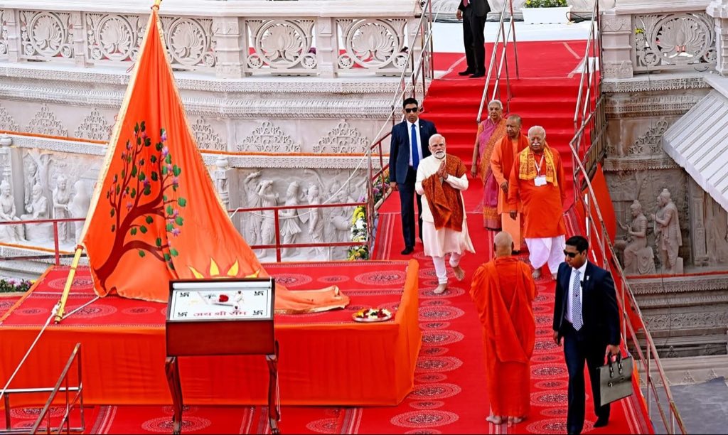 ये तस्वीरें सहेज कर रख लीजिएगा! 

कल संविधान दिवस भी है! 

जय सियाराम!