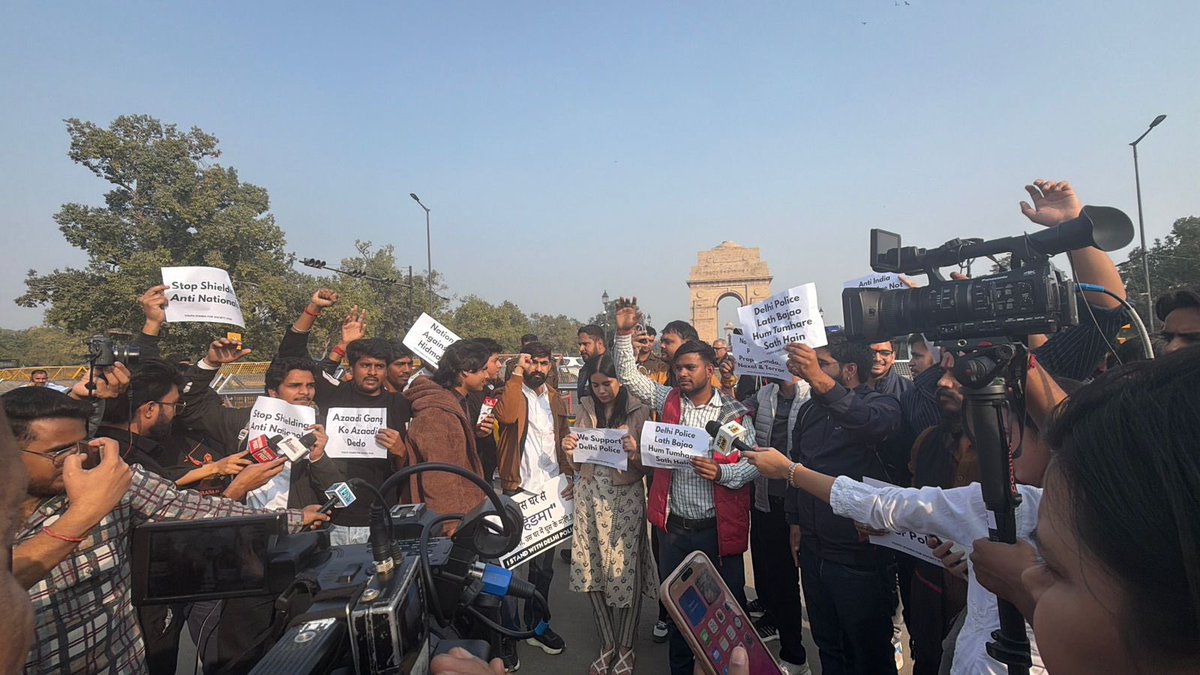 puneetbhatt_'s tweet photo. HEADLINES:

इंडिया गेट पर @yss_group की मौजूदगी ने साफ कर दिया — शहर पुलिस के साथ ही खड़ा है।
#StandWithDelhiPolice https://t.co/b39dKHamGD