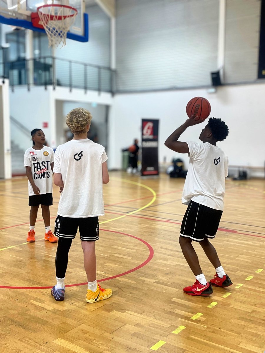 Gryphussports's tweet image. Photo #fastbreakcamps 

Énergie. Progrès. Mentalité US.
C’était ça l’esprit Fast Break camps !

🇺🇸
Energy. Progress. US mentality.
That was the spirit of Fast Break camps!

@mosesk225 
@iCoach_D23 

#FastBreakSpirit #Energie #Progrès #MentalitéUS #HustleMindset #GoForward…