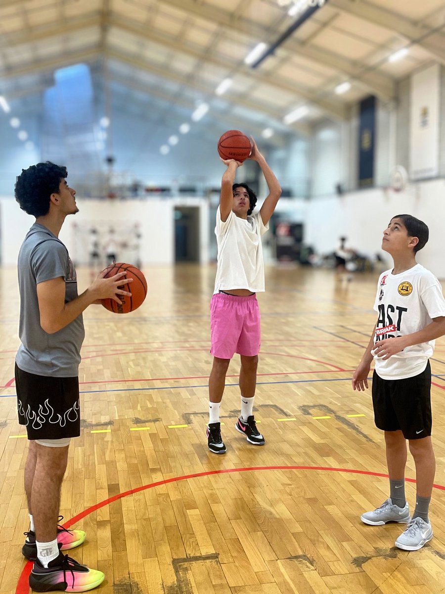 Gryphussports's tweet image. Photo #fastbreakcamps 

Énergie. Progrès. Mentalité US.
C’était ça l’esprit Fast Break camps !

🇺🇸
Energy. Progress. US mentality.
That was the spirit of Fast Break camps!

@mosesk225 
@iCoach_D23 

#FastBreakSpirit #Energie #Progrès #MentalitéUS #HustleMindset #GoForward…