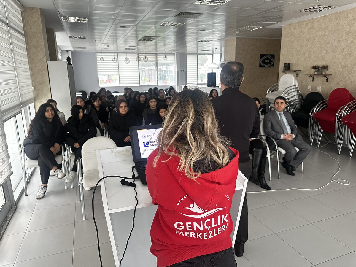 Merkezin Seninle Güzel faaliyetleri kapsamında bugün Hasan Çakın Kız Meslek Lisesi öğrencilerini merkezimizde ağırladık.
Gençlerimize atölyelerimizi tanıttık, keyifli ve güzel anılar biriktirdik. Katılım sağlayan tüm öğrencilerimize teşekkür ediyoruz.

#gsbgm #bafragm