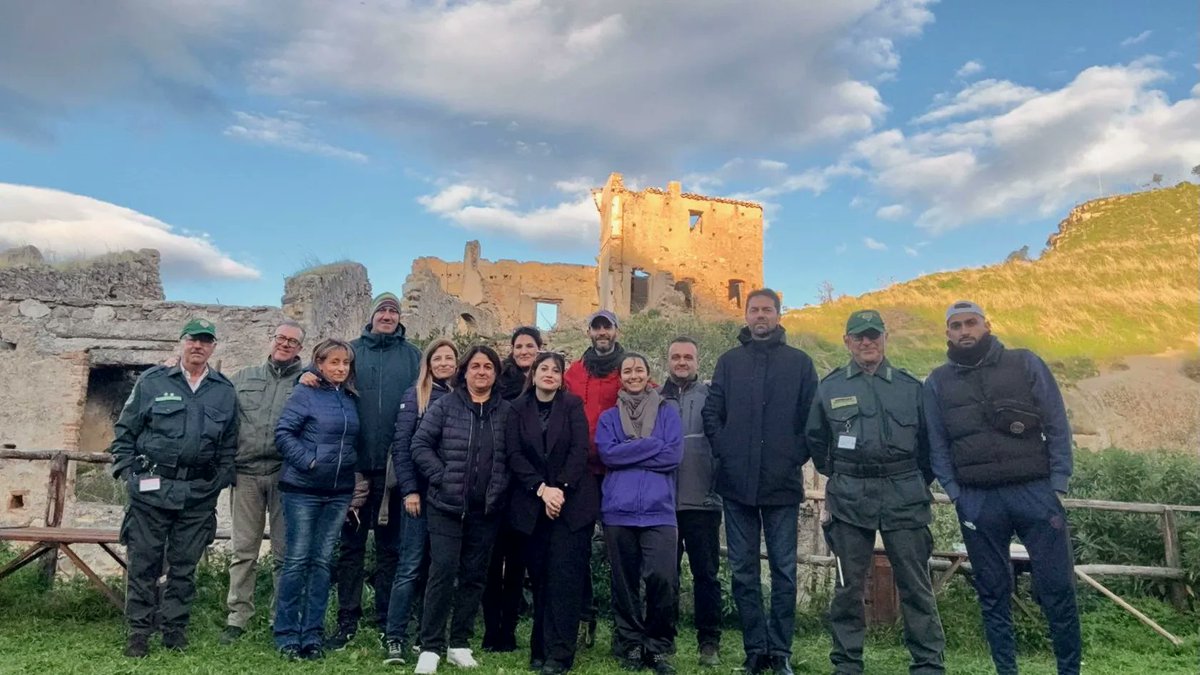 metisnews2's tweet image. 🌳 Brancaleone fiorisce con la Festa Nazionale degli Alberi. #FestaDegliAlberi #Brancaleone #Rinascita #Comunità #Scuole #Ambiente #BorgoRupestre #BrancaleoneVetus #Volontariato #Sostenibilità ↓ metisonline.org/2025/11/25/bra…
