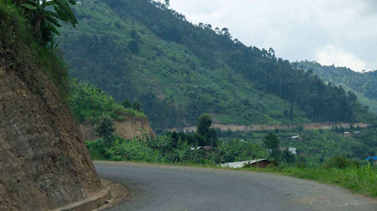 Amafoto: Imihanda y'imigenderano n'ubuhahirane (feeder roads) yubatswe mu Karere ka <a href="/GakenkeDistrict/">Gakenke District</a> ikomeje kuba isoko y'iterambere ry’ubukungu, kuko yorohereza abaturage kugeza umusaruro wabo ku masoko neza kandi ku gihe.
Ushaka kureba andi mafoto 👉flic.kr/s/aHBqjCBNQN