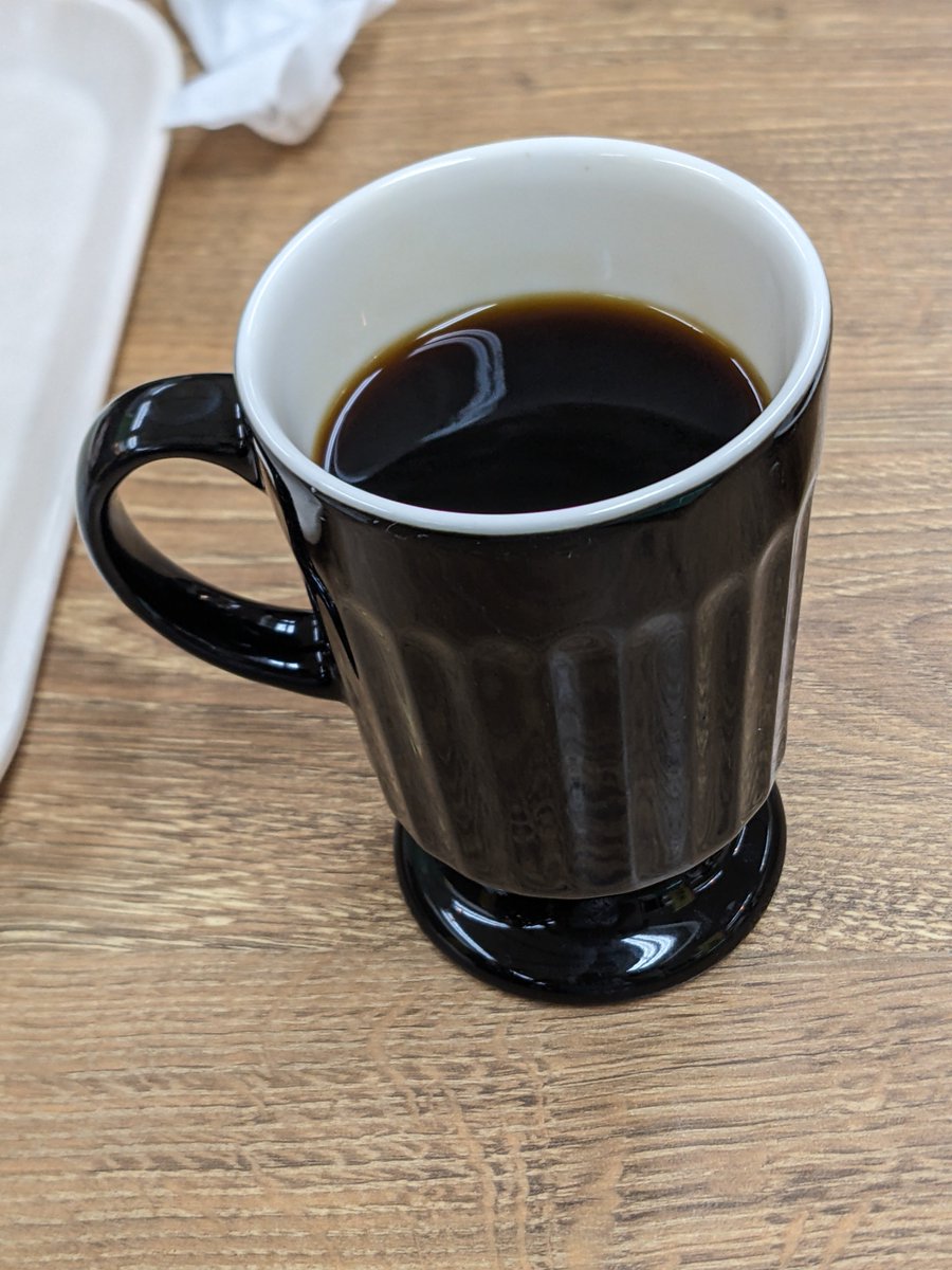 空港のフードコートで出てくるしっかりしたホットコーヒー頂きます。