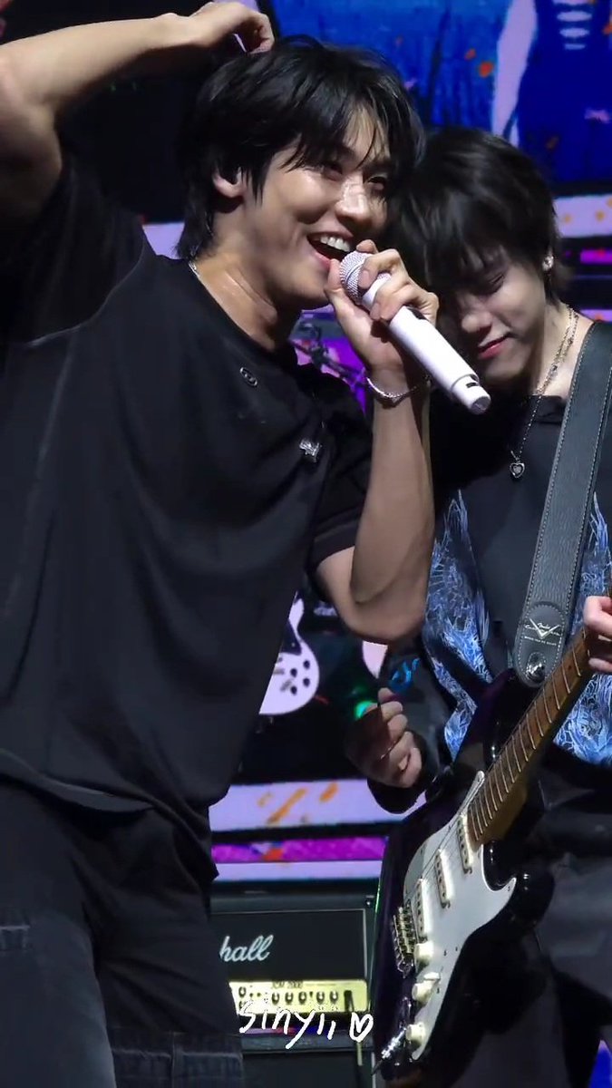 roll2utopia's tweet image. 🐱Hun suddenly went to headbutt Seunghyub during 4242 and made SH so taken aback 😂😭 then SH went to headbutt Hun back 🥹 
SH: i got groomed by a cat just now
HS: so is this Hun&apos;s territory now? (SH&apos;s arm)
SH: what? nooo
CH: it&apos;s called headbutting, not grooming.. when you get…