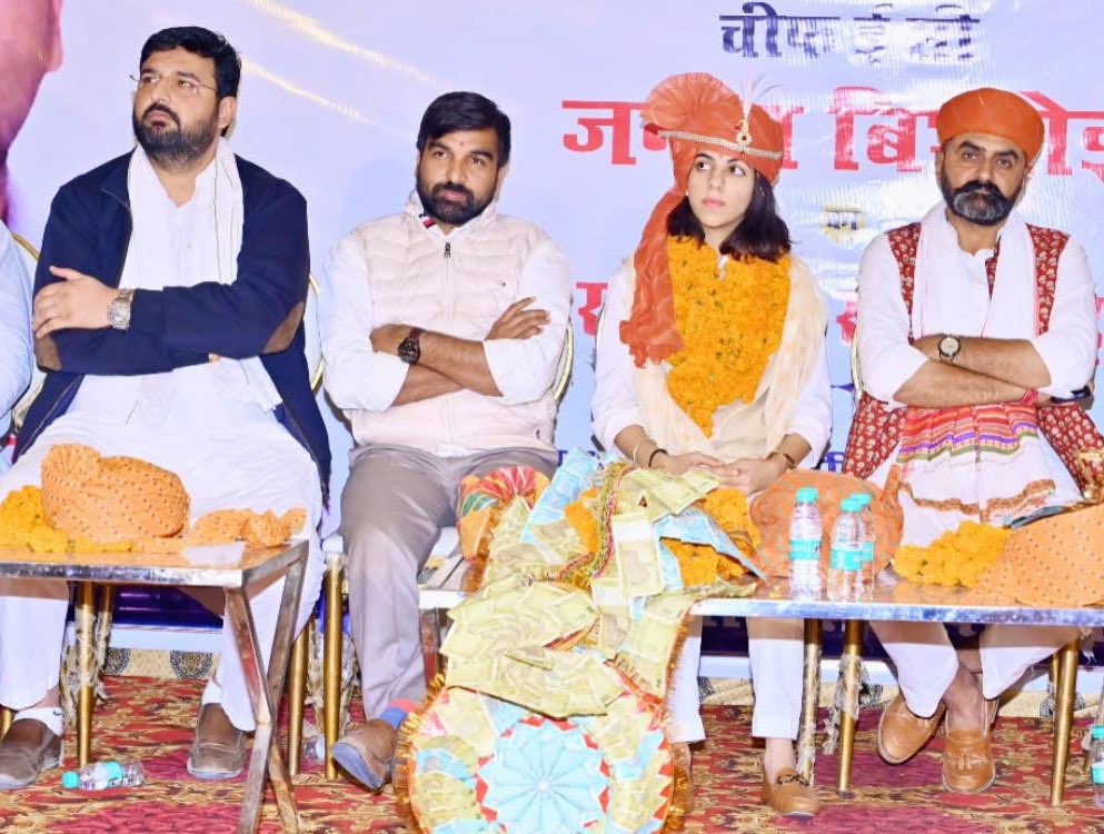 SiddhuVijender's tweet image. संगरिया की बेटी #जन्नतबिश्नोई पर गर्व है! 🎉  
दिल्ली विश्वविद्यालय की चीफ EC बनने पर हार्दिक बधाई एवं शुभकामनाएँ। 👏  

इस गौरवपूर्ण अवसर पर उनके दादा श्री सुरेंद्र धारणिया जी और पिता श्री अतुल धारणिया जी ने बेटी के सम्मान में आयोजित भव्य कार्यक्रम में भाग लिया। 🙏  
इस अवसर पर…