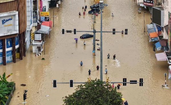 ฟังข่าวน้ำท่วมถึงชั้นสองแล้ว ฟังแล้วใจหาย… เพราะรู้ดีว่าเวลาน้ำมา ไม่ได้พาแค่น้ำมา แต่มันพาความเหนื่อย ความกังวล และความลำบากมาด้วย จากประสบการณ์ที่เคยโดนมาแล้วตอนน้ำท่วมใหญ่กรุงเทพปี 2554
￼
ขอส่งข้อความนี้ไปถึงพี่น้องชาวหาดใหญ่และชาวใต้ทุกคนครับ ขอเป็นกำลังใจ