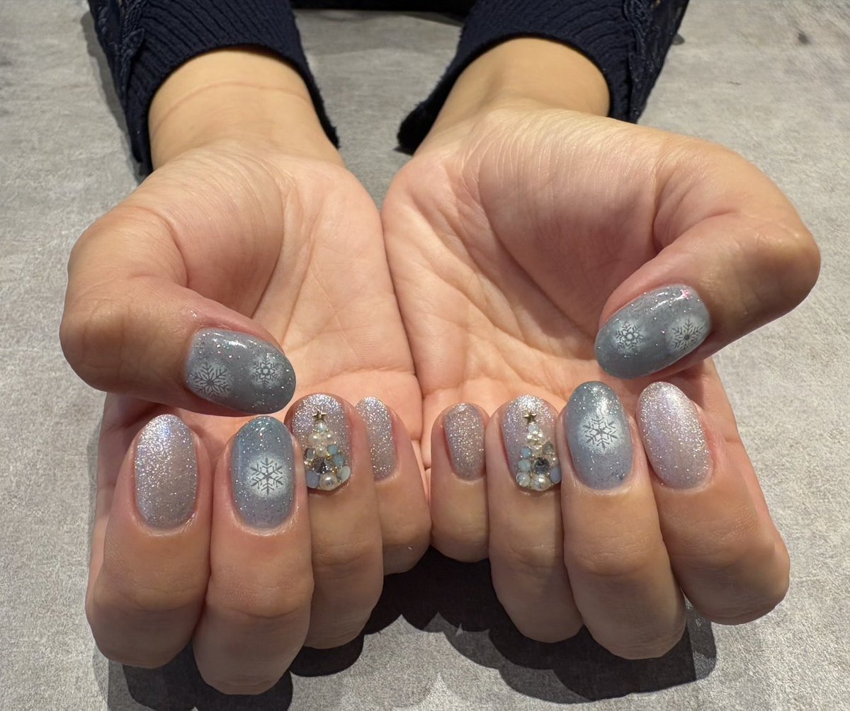 航大くんのMelting Whiteが好きすぎて、
ネイル💅もMelting White仕様にしました！

航大ブルー×クリスマスツリー🎄と、
雪の結晶を散りばめました✨️❄️

推しが私の日常に溶け込んでくれることが
この上なく幸せだなぁ🕊  ͗ ͗〰︎︎♡

 #松浦航大 
 #meltingwhite