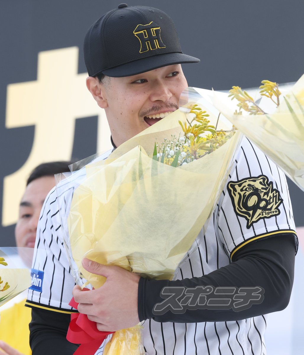 花束を抱えて笑顔の #佐藤輝明 選手