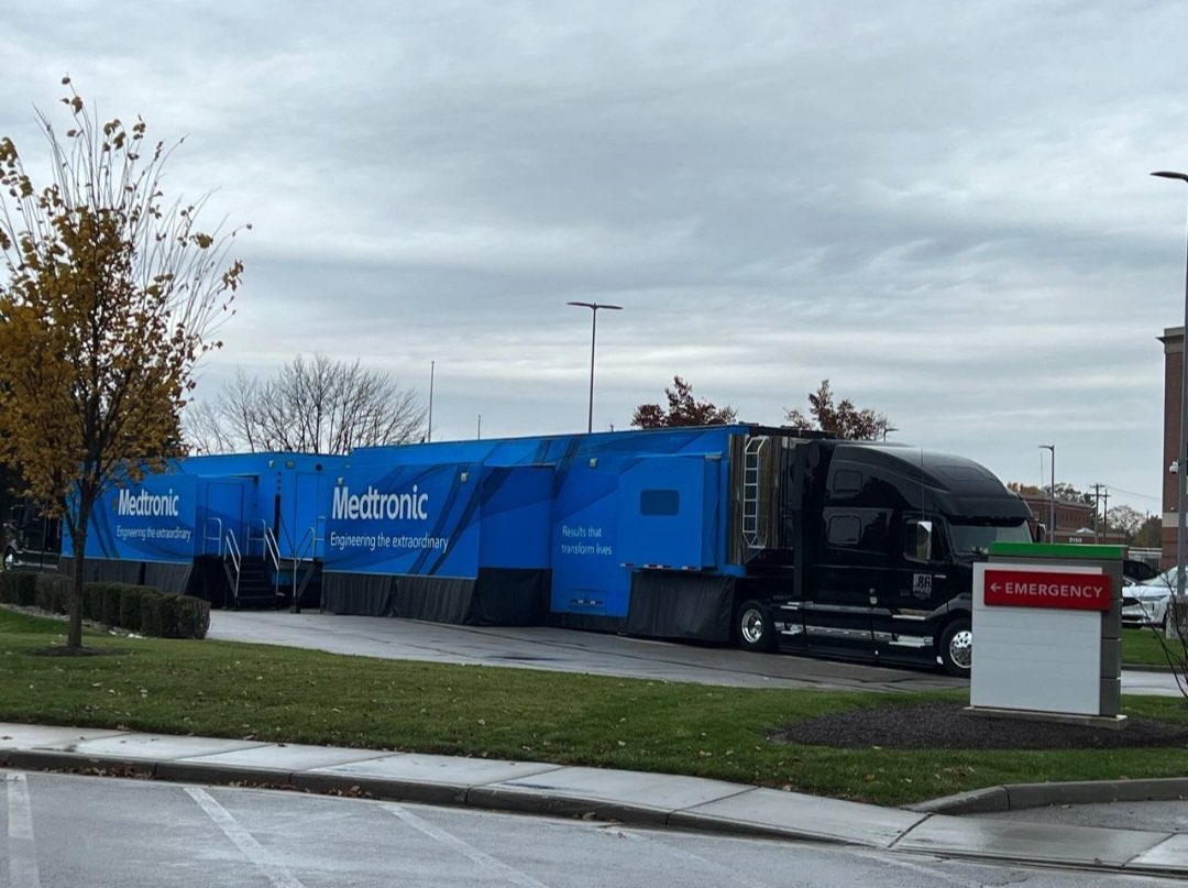MrPool_QQ's tweet image. THE BLUE UNITS ARE MOVING — AND NO ONE IS ASKING WHY.

FOR YEARS THEY TOLD YOU MED-BEDS WERE “SCIENCE FICTION.”
YET HERE THEY ARE:
MOBILE, SEALED, CORPORATE-BRANDED, ESCORTED UNDER QUIET PROTOCOLS…
PARKED NEXT TO HOSPITALS AND CHILD FACILITIES WITHOUT A SINGLE NEWS REPORT.

THIS…