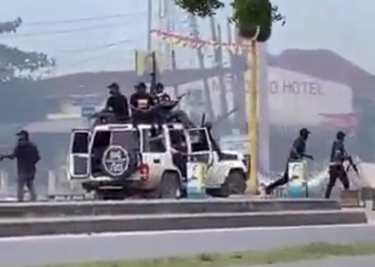 Sativa255's tweet image. Leo tumepata UTHIBITISHO MUHIMU SANA wale wakiokuwa na nguo za nyumbani ni watu wa USALAMA WA TAIFA.

Kama umemsikiliza jana MWIGULU alikuwa anataka kujenga hoja kuwa hawa watu hata wao walikuwa hawawajui na waliia polisi wengi.

Hawa watu ni SEHEMU YA VYOMBO VYA USALAMA ambao…