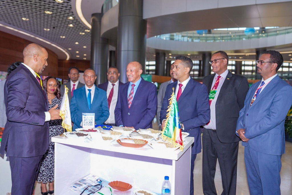 TemesgenTiru's tweet image. Ethiopia’s Path to Prosperity: Anchored in Green Legacy-Driven Growth

Today, we had the honor of participating in the Ethiopian Coffee and Tea Authority’s 2017 E.C. Performance Recognition and Appreciation Ceremony.

The remarkable achievements of recent years are the result of…
