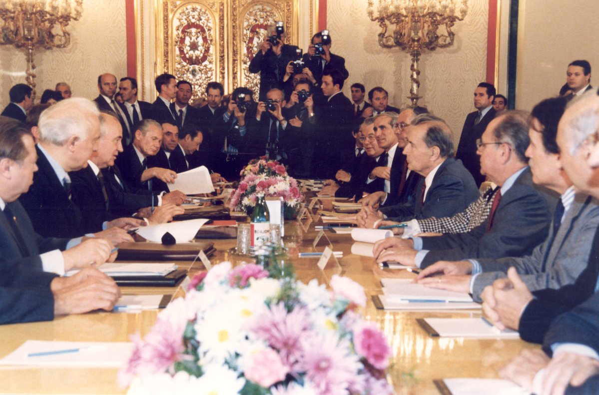 25-26 novembre 1988

Voyage officiel en URSS

François Mitterrand et Mikhaïl Gorbatchev s'entretiennent sur le désarmement, les relations économiques, commerciales, techniques, culturelles, la construction de l'Europe, le développement dans le monde, la protection de la nature.