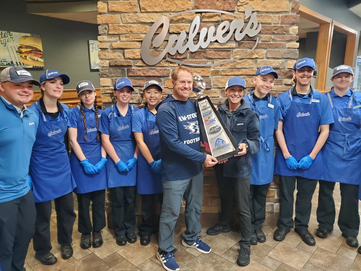 CoachDestache's tweet image. Trophy Time with my favorite Culver's team in Baldwin, WI. 

Thank you Culver's for your sponsorship of the Isthmus Bowl. 

@isthmusbowl  @culvers