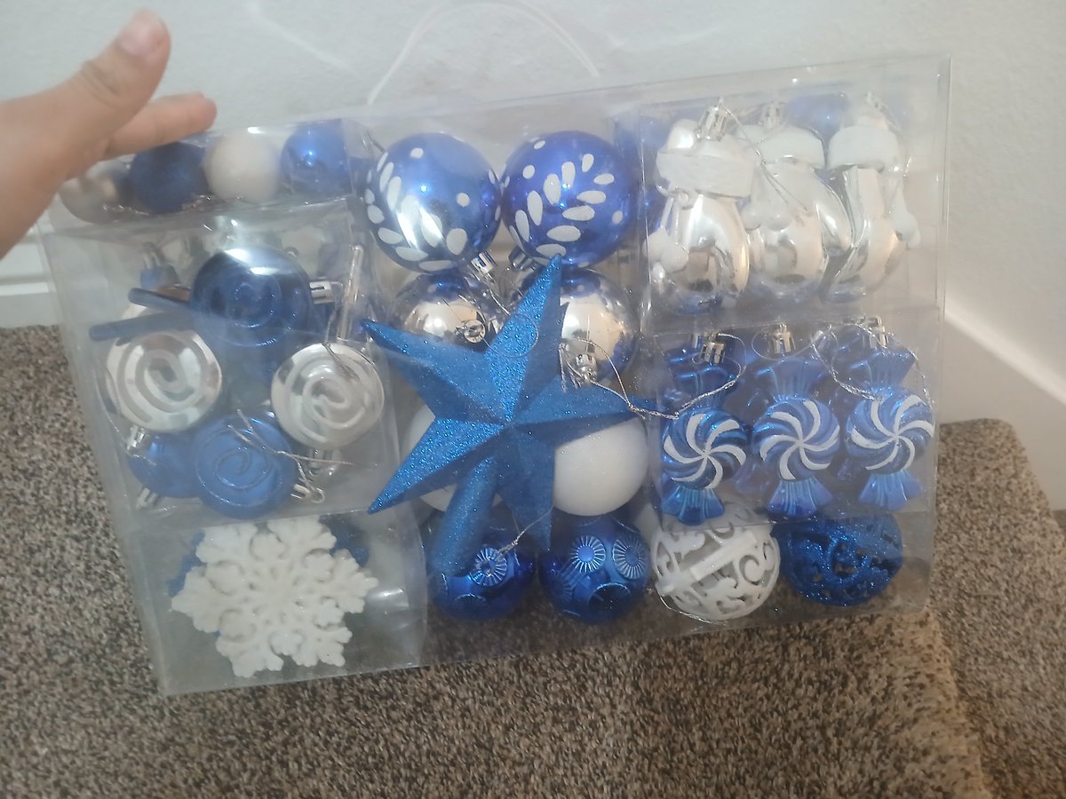 I got my Christmas ornaments ready! Next week ill start decorating the house with my family <3