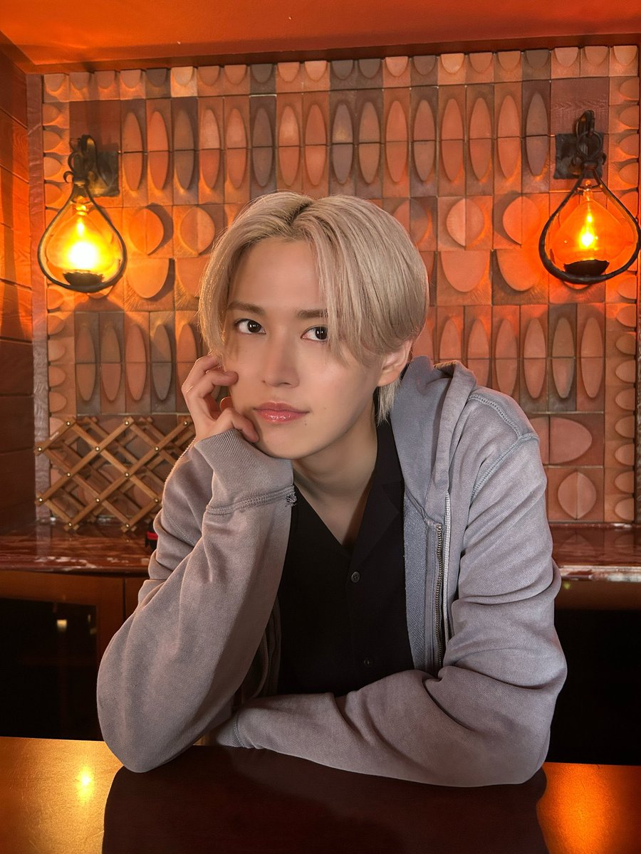 成瀬先生（白岩瑠姫くん）、いつもの黒シャツの上からパーカー着てるの