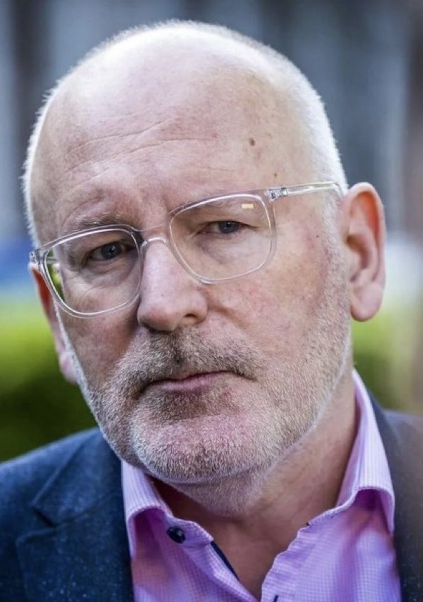 defiantsmartass's tweet photo. Voortvluchtig.
Oudere ‘Green Deal delinquent’
Laatst gezien op 29 oktober omgeving Maassilo te R’dam.
Sindsdien niets meer van hem vernomen.
Wordt gezocht ivm hoorzitting Europese commissie om zich te verantwoorden voor miljarden fraude, alwaar hij niet verscheen.
Signalement: Kale verdrietige man. Slechtzittend donkerblauw pak met daaronder witte Adidas sneakers!
De beste man maakt een verslagen wat desolate indruk. Voelt zich niet begrepen. Gelieve heel voorzichtig te benaderen.
Tips: @NCTV_NL @gl_pvda