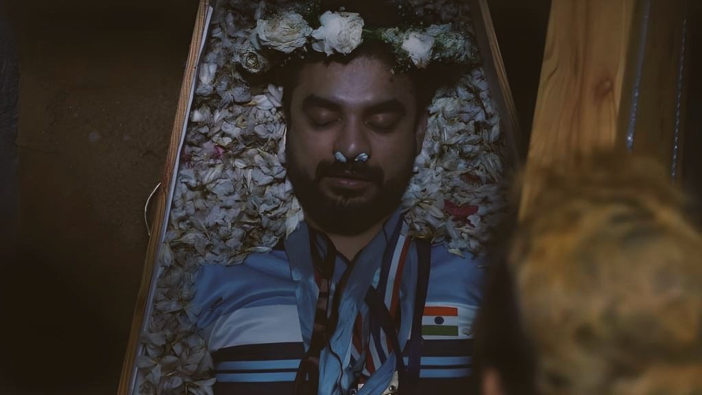 cinee_mazhaii_'s tweet image. #Cinee_Mazhaii_ 🤗
.
#Maranamass 2025 🎬
#darkComedy #thriller 🌚🍌
⏰ : 2hr21m ✅
Ott : #sonyliv ✅
🗣️ : #malayalam #தமிழ் ✅
கதைச்சுருக்கம்:
படத்தின் ஆரம்பத்தில் தொடர்ந்து மூன்று வயசான நபர்கள் கொலை செய்யப்பட்டு வாயில் வாழைப்பழத்தை 🍌 திணித்த நிலையில் சடலமாக மீட்கப்பட இப்போ ஹீரோ