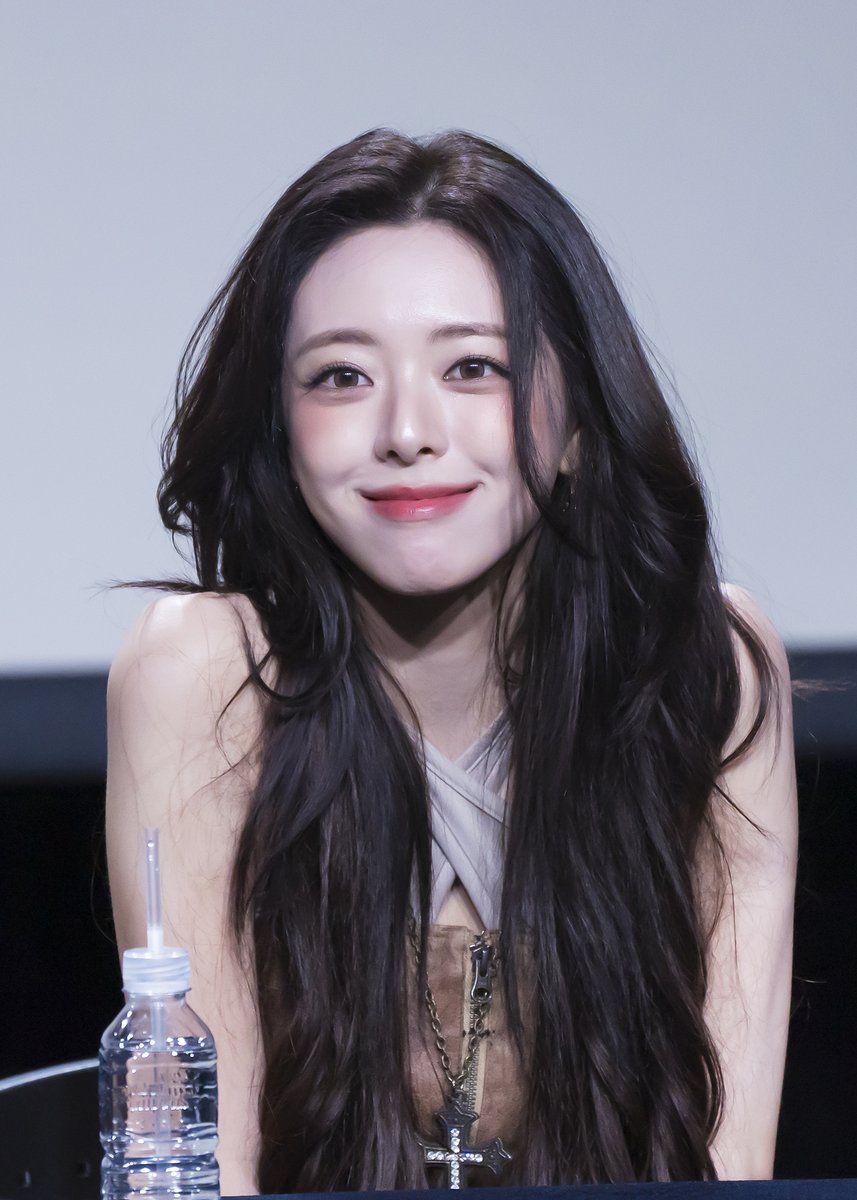 ITZY_PAN's tweet photo. 251121  
#있지 #ITZY #유나 #YUNA https://t.co/BSEJLq8r2C