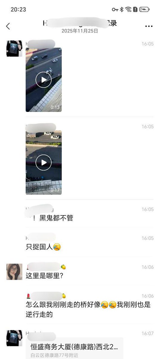 whyyoutouzhele's tweet image. 11月25日，广州市白云区，德康路77号附近，网友拍摄的画面显示交警在抓违章时，看见逆行的国人就抓，而看到黑人逆行则放行不管。