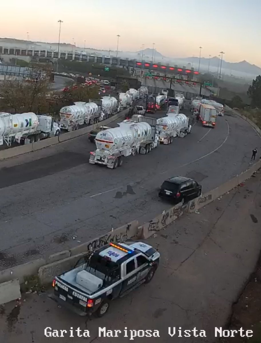 borderlineason's tweet photo. Libre la circulación para camiones de carga y carros familiares por la #Garita Mariposa de #Nogales #Sonora... Todo normal desde las 6 AM hoy 25 de noviembre. Igual se reporta la garita centro de esta misma ciudad... Una mañana con mucha neblina. Si viene para el norte por carretera tenga precaución y ponga las luces intermitentes. También véngase bien abrigado. @ProyectoPuente   @elalbertomedina  @ELDEBATE @lasillarota #Phoenix #Tucson #Hermosillo #NogalesArizona #Magdalena #MagdalenadeKino #SLRC #Cananea #borderlinea