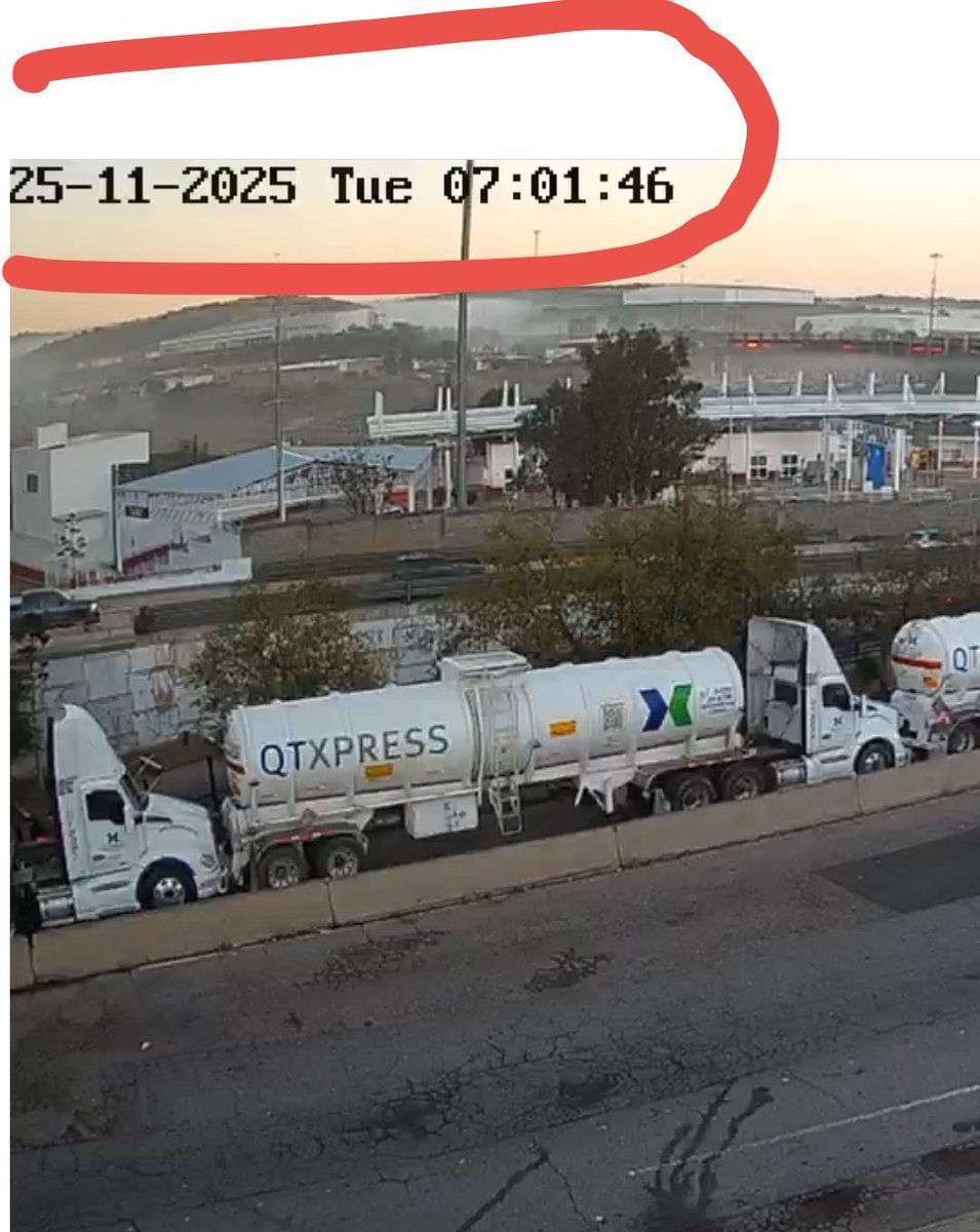borderlineason's tweet photo. Libre la circulación para camiones de carga y carros familiares por la #Garita Mariposa de #Nogales #Sonora... Todo normal desde las 6 AM hoy 25 de noviembre. Igual se reporta la garita centro de esta misma ciudad... Una mañana con mucha neblina. Si viene para el norte por carretera tenga precaución y ponga las luces intermitentes. También véngase bien abrigado. @ProyectoPuente   @elalbertomedina  @ELDEBATE @lasillarota #Phoenix #Tucson #Hermosillo #NogalesArizona #Magdalena #MagdalenadeKino #SLRC #Cananea #borderlinea