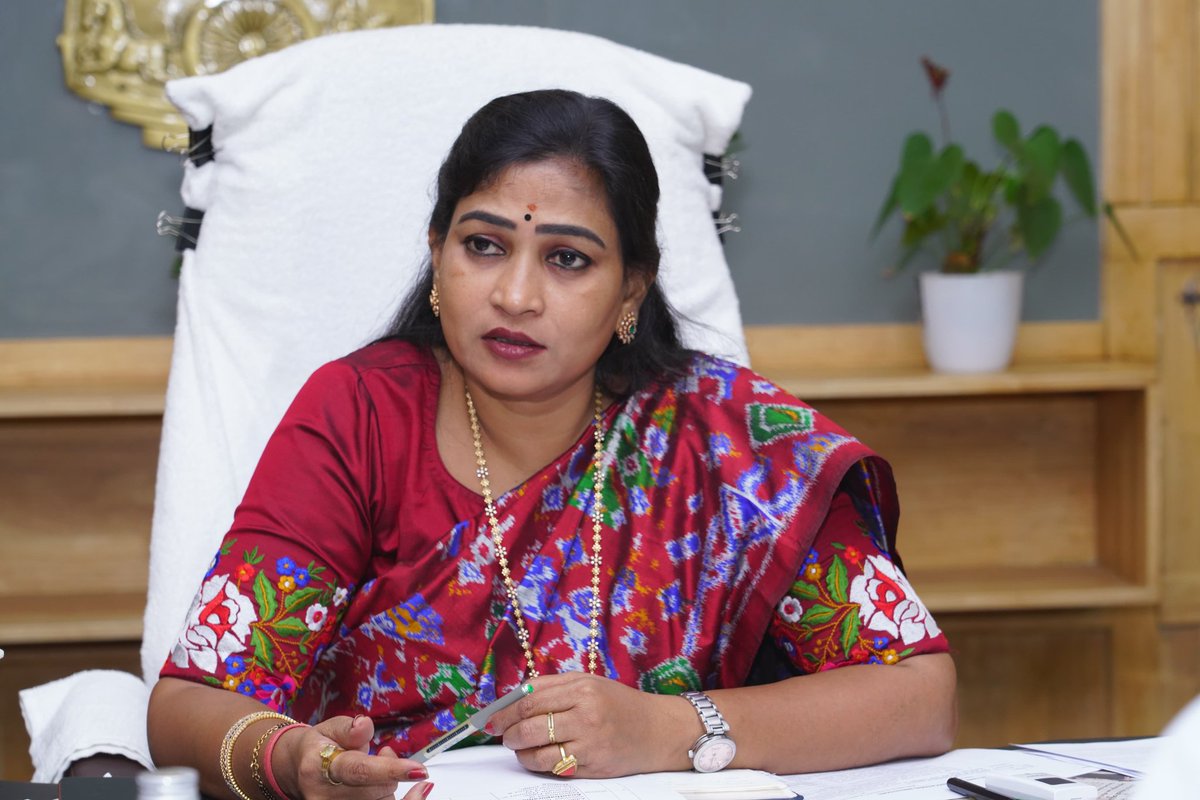 Anitha_TDP's tweet photo. త్వరలోనే అన్ని పోలీస్ స్టేషన్లకు కొత్త వాహనాలు అందుబాటులోకి తెస్తాం. రాష్ట్రంలో శాంతిభద్రతల పరిరక్షణకు ముఖ్యమంత్రి @ncbn గారి నేతృత్వంలోని కూటమి ప్రభుత్వం నిబద్ధతతో పనిచేస్తోంది. వెలగపూడి సచివాలయంలోని కార్యాలయంలో హోంశాఖ ప్రిన్సిపల్ సెక్రటరీ కుమార్ విశ్వజీత్ ఐపీఎస్ గారు, స్పెషల్ సెక్రటరీ విజయ్ కుమార్ ఐపీఎస్ గారు, పీటీవో ఎస్పీ గారు మరియు ఇతర అ ధికారులతో కొత్త వాహనాలు కొనుగోలు పై సమీక్ష సమావేశం నిర్వహించడం జరిగింది.
#AndhraPradesh #PoliceDepartment #LawAndOrder #SafetyAndSecurity #ChandrababuNaidu #NaraLokesh #APGovernment #HomeDepartment #PoliceModernisation #NewVehicles #Governance #Velagapudi #TDP #PublicSafety #Administration #APSachivalayam #HomeMinisterAnitha #VangalapudiAnitha
