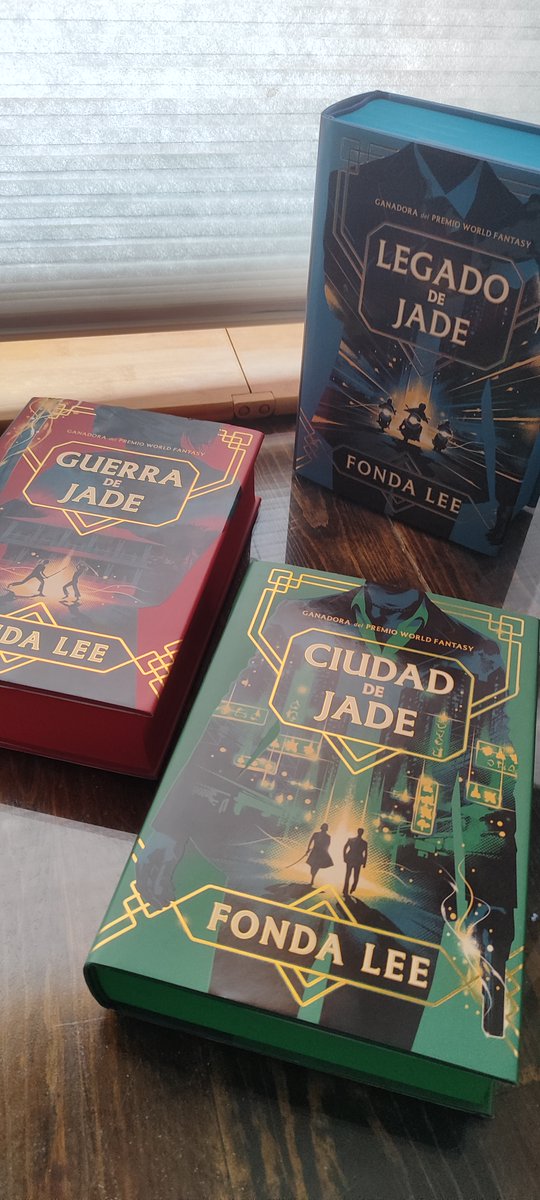 librosfantasia's tweet photo. La edición de «Los Huesos Verdes» de @EdHidra es una verdadera pasada... y firmados por @FondaJLee para @GigameshTienda, mucho más!!! Lástima no tenerlos metidos en su estuche, pero no se puede pedir todo... ¿o sí? https://t.co/S0gDJ17ruM