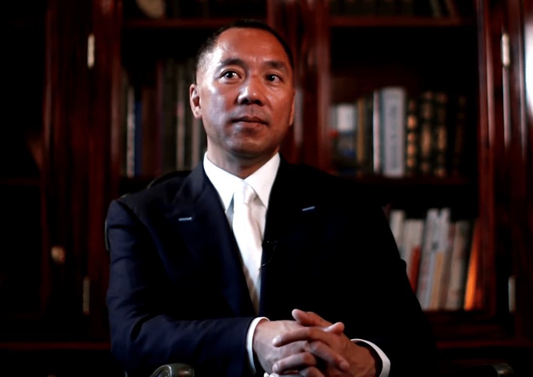 lMiles Guo（郭文贵）不是传奇——他本身就是风暴！

他在布鲁克林被关三年，却连一句“认输”都没有；指控压了他三年，却没人敢定他的罪。中美两国的牢都关过，换来一句话：他没倒下，倒下的都是想整他的人。

这世界上谁都有对手，只有他——敌人一个个自己死、自己垮、自己消失。