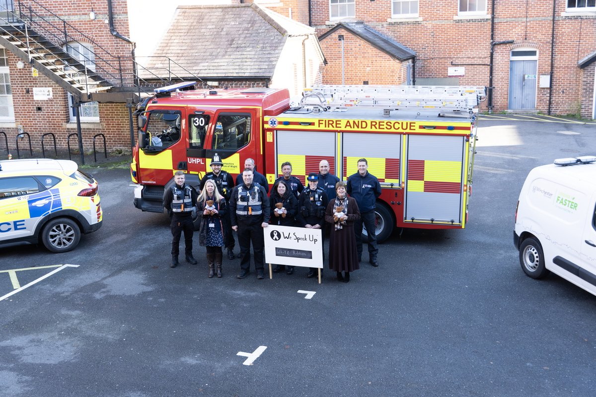 WinchesterCity's tweet image. We&apos;ve been out &amp;amp; about in the district today including Alresford &amp;amp; The Worthys to raise awareness of @WhiteRibbon_UK #WeSpeakUp. Local groups involved in helping victims of Domestic Abuse and #VAWG also assembled to mark the occasion. 1/2 

#whiteribbonday