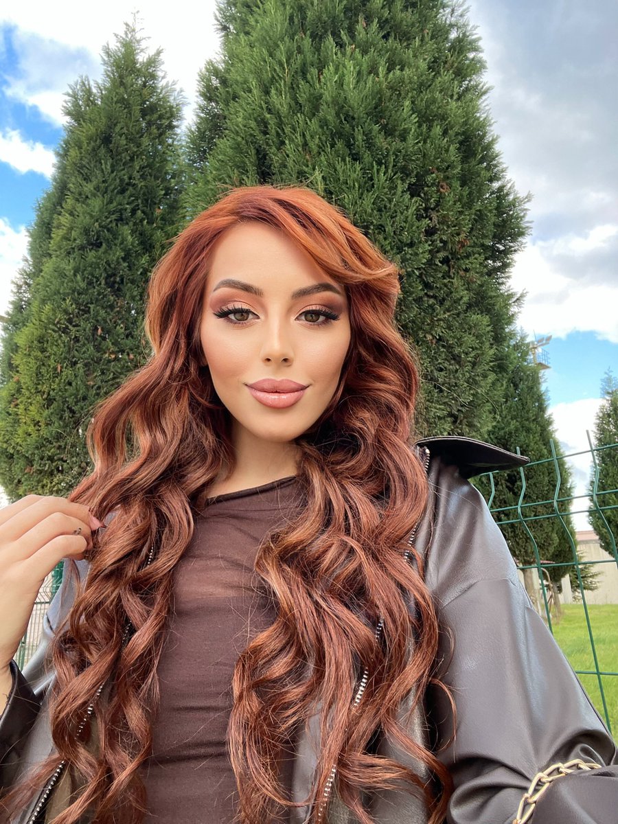 📍 Sakarya L1 Cezaevi Önü
📅 24 Kasım Pazartesi – Görüş Günü
Bugün yine Esat Uğur’u ziyarete geldim.
Evet, vicdanım çok rahat.
Çünkü ben suçsuz bir adamın, bir hukuk faciasının, bir siyasi baskının ortasında yok edilmeye çalışılan bir gencin eşiyim.
Ve bugün…
Bu kapı bana açık.