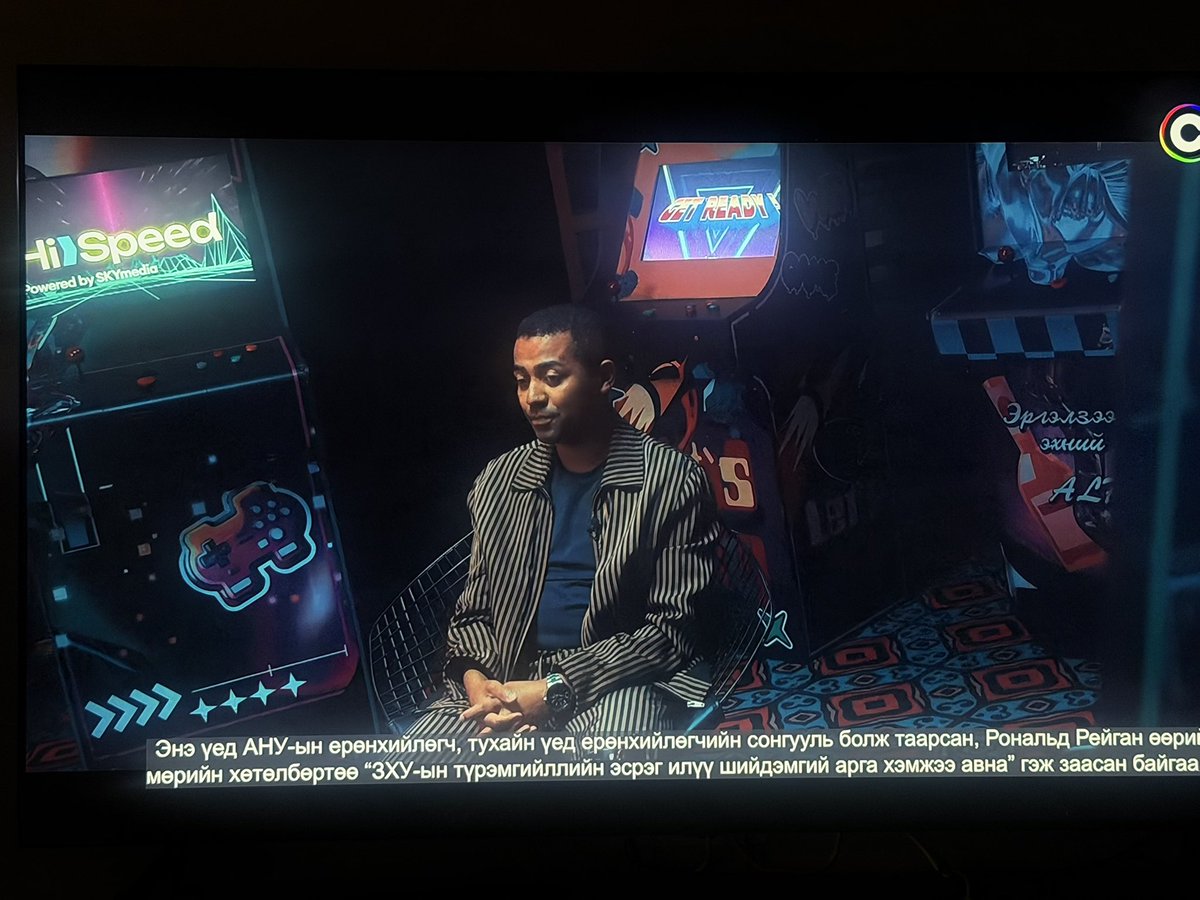 Мундаг залуу шүү мэдлэгтэй. Орос, Англи, Хятад хэлнээс ном уншаад нэвтрүүлгээ бэлддэг. Би байнга сонсдын Батмөнхийг. Мэдлэгтэй. Бас аяллын хөтөч, аяллын компанитай. Эмэгтэй жуулчин, ганцаараа үүргэвчээ үүрээд аялаад явдагийн хувьд бүх подкастыг нь сонсдог. Аюулгүй байдлаа бас