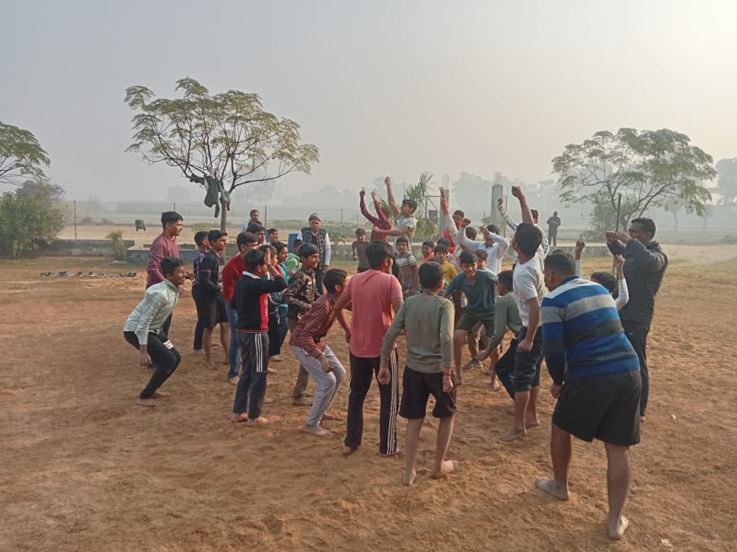 shri_kys's tweet image. मोरना (उत्तरप्रदेश) में प्राथमिक प्रशिक्षण शिविर संपन्न 

उत्तरप्रदेश के बिजनौर जिले के मोरना गांव में स्थित महाराजा मुकुट सिंह शेखावत संस्थान परिसर में श्री क्षत्रिय युवक संघ का चार दिवसीय प्रशिक्षण शिविर 22 से 25 नवंबर तक आयोजित हुआ। शिविर का संचालन मदन सिंह बामणिया ने किया।1/2