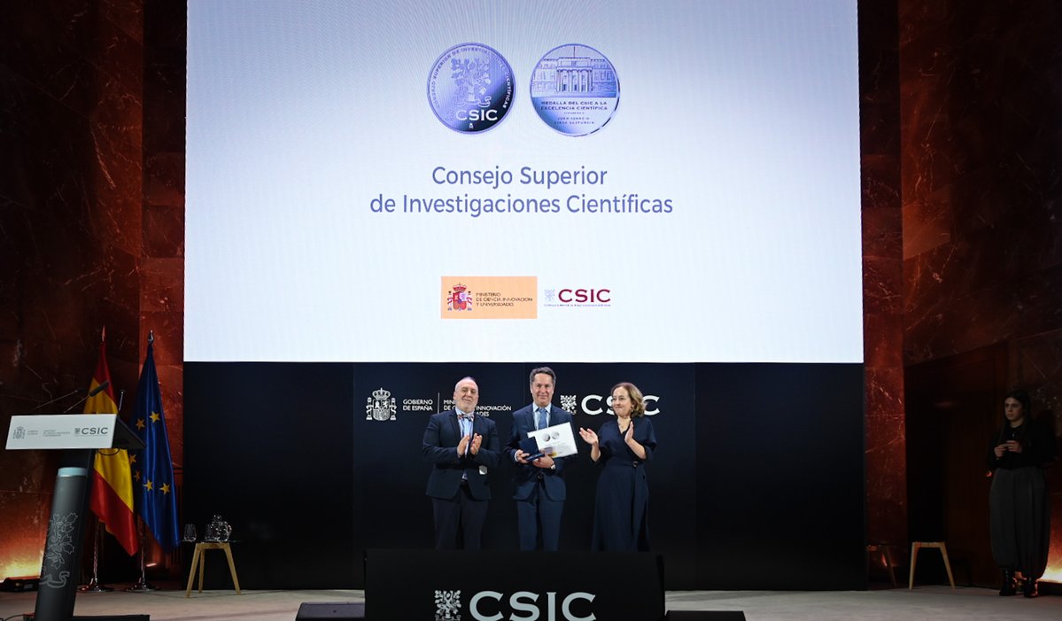 CSIC's tweet image. 🏅 El físico Juan Ignacio Cirac ha recogido hoy la Medalla #CSIC a la Excelencia Científica 2025 

➡️ La distinción reconoce la relevancia y el impacto internacional de sus contribuciones en el ámbito de las Ciencias y Tecnologías Cuánticas

👉 tiny.cc/falv001