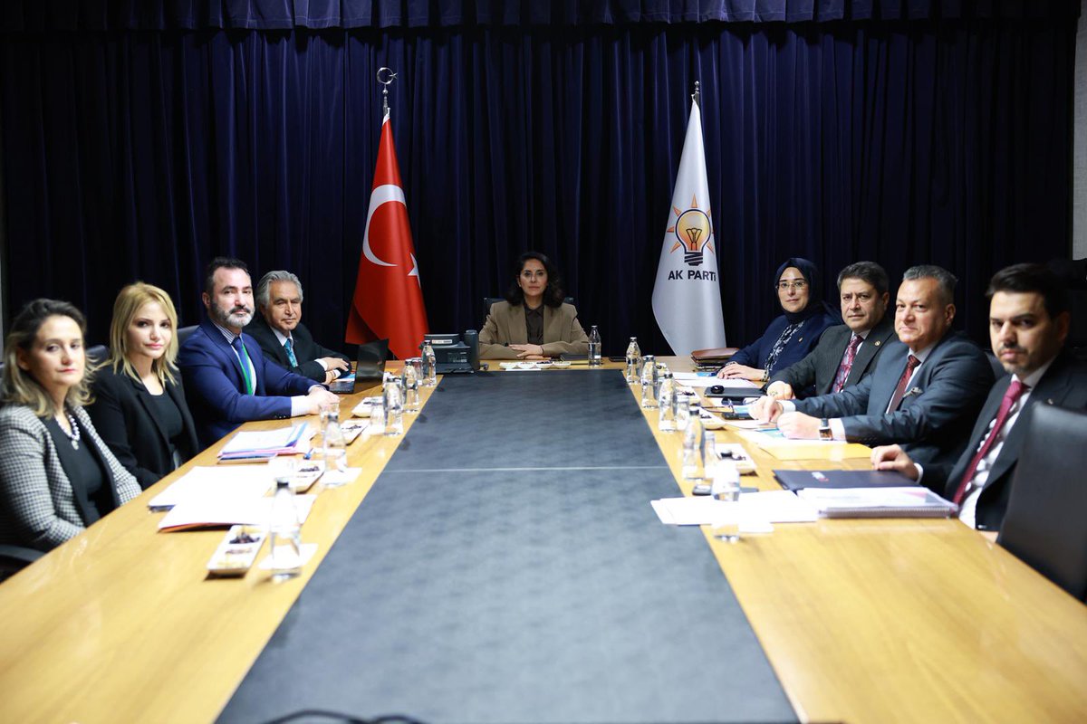 CYAZMAC's tweet image. 📍AK Parti Genel Merkez

AK Parti Çevre ve Şehircilik Politikaları Başkanımız Sayın Sevilay Tuncer başkanlığında; geçtiğimiz hafta incelemelerde bulunduğumuz Halep&apos;i konu alan toplantımızı gerçekleştirdik. 

UNESCO Türkiye Millî Komisyonu Başkanı Prof. Dr. M. Öcal Oğuz, TİKA…