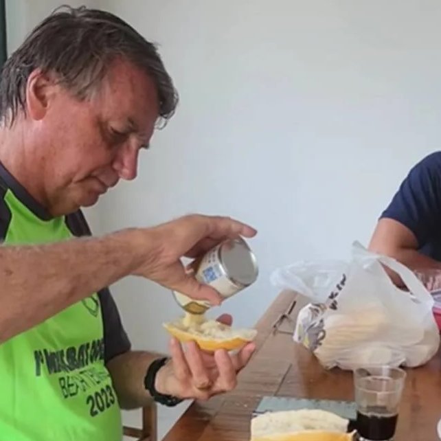 Jair Bolsonaro diz que não vai comer a comida da carceragem da PF pois precisa seguir uma dieta especial por motivos de saúde.

Jair Bolsonaro antes de ser preso:
