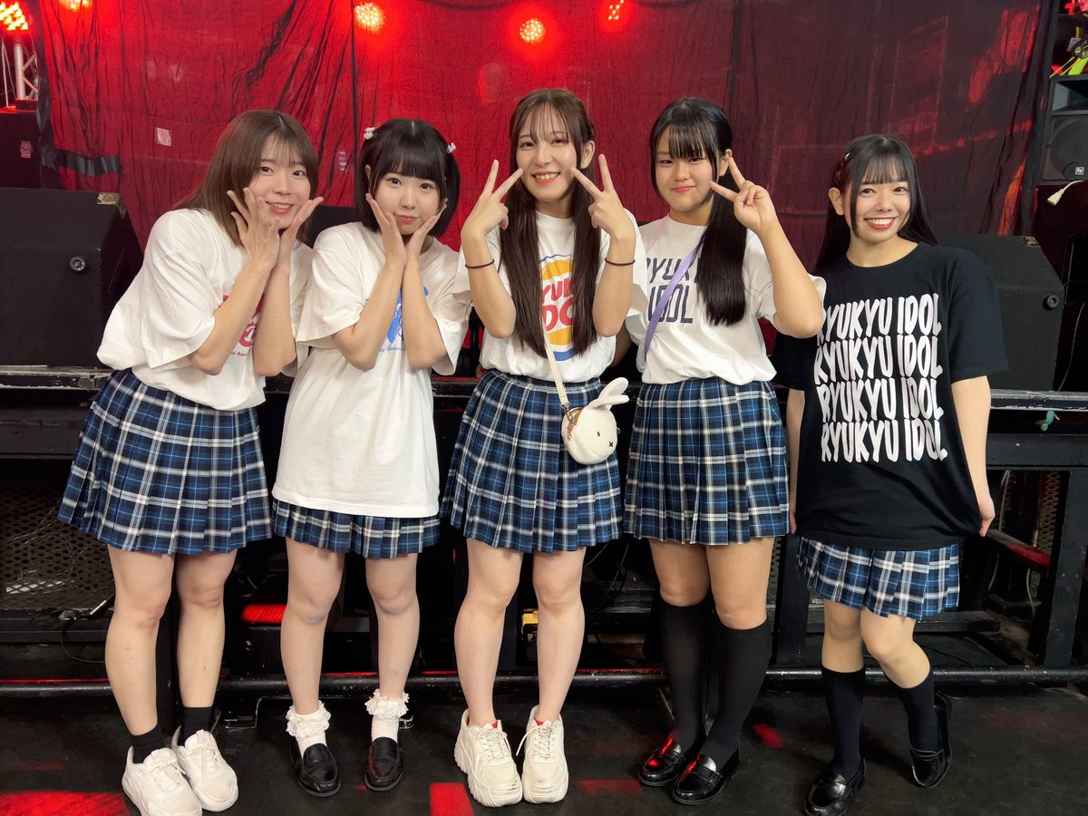 RYUKYUIDOL2011's tweet image. RYUKYU IDOL 定期LIVE
ご来場下さった皆様、配信ご視聴下さった皆様
ありがとうございました✨
本日は初の試みで、全編フロアでLIVEをお届けさせて頂きました！皆さんと近くで一緒にLIVEを体感して頂いているようでとても新鮮な気持ちでした💭またやります⚡

次は週末！よろしくお願い致します🌺