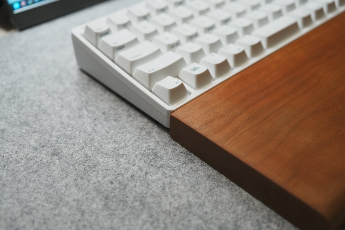 deskplus_'s tweet photo. HHKBの幅と奥行きに合わせて製作した
ブラックチェリーのパームレストが
程よい大きさかつ良き見た目をしていて
すこぶる使いやすい。

#HHKB #パームレスト https://t.co/85caJZtAIr