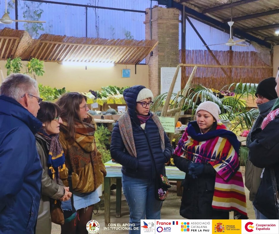 lacanastacampes's tweet image. Representantes de La Canasta Campesina continúan su visita en Francia, conociendo productores, tiendas, granjas y espacios de elaboración de queso.
Todo esto es posible gracias al Socorro Popular Francés.

#SomosFamilia 
#CanastaCampesina
#SomosArtesanosDeLaTierra