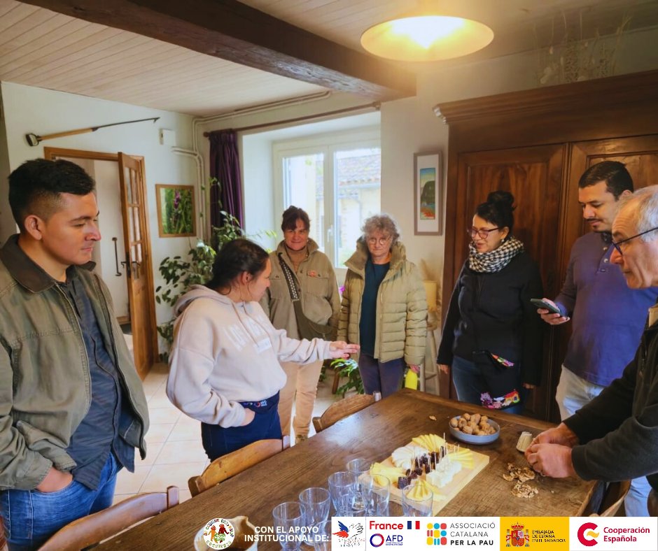 lacanastacampes's tweet image. Representantes de La Canasta Campesina continúan su visita en Francia, conociendo productores, tiendas, granjas y espacios de elaboración de queso.
Todo esto es posible gracias al Socorro Popular Francés.

#SomosFamilia 
#CanastaCampesina
#SomosArtesanosDeLaTierra