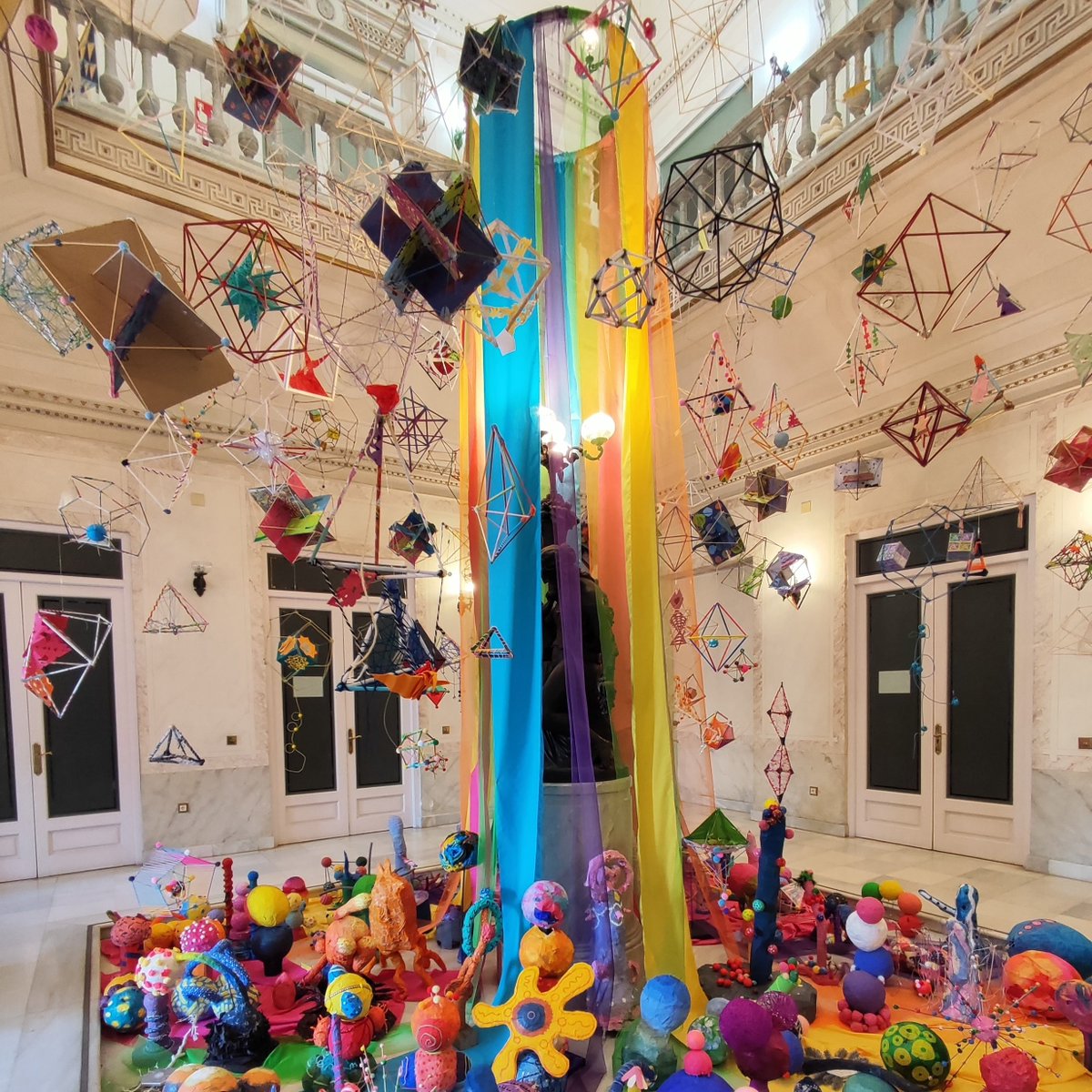 elpais.com/educacion/2025…
Una lectura para quienes creen que la educación visual y plástica puede ayudar a que cada estudiante encuentre un lugar propio desde el que mirar y ser mirado dentro del instituto, en <a href="/el_pais/">EL PAÍS</a>, <a href="/elpaiseducacion/">EL PAÍS Educación</a>
#Sevilla #Innovación #Sociedad