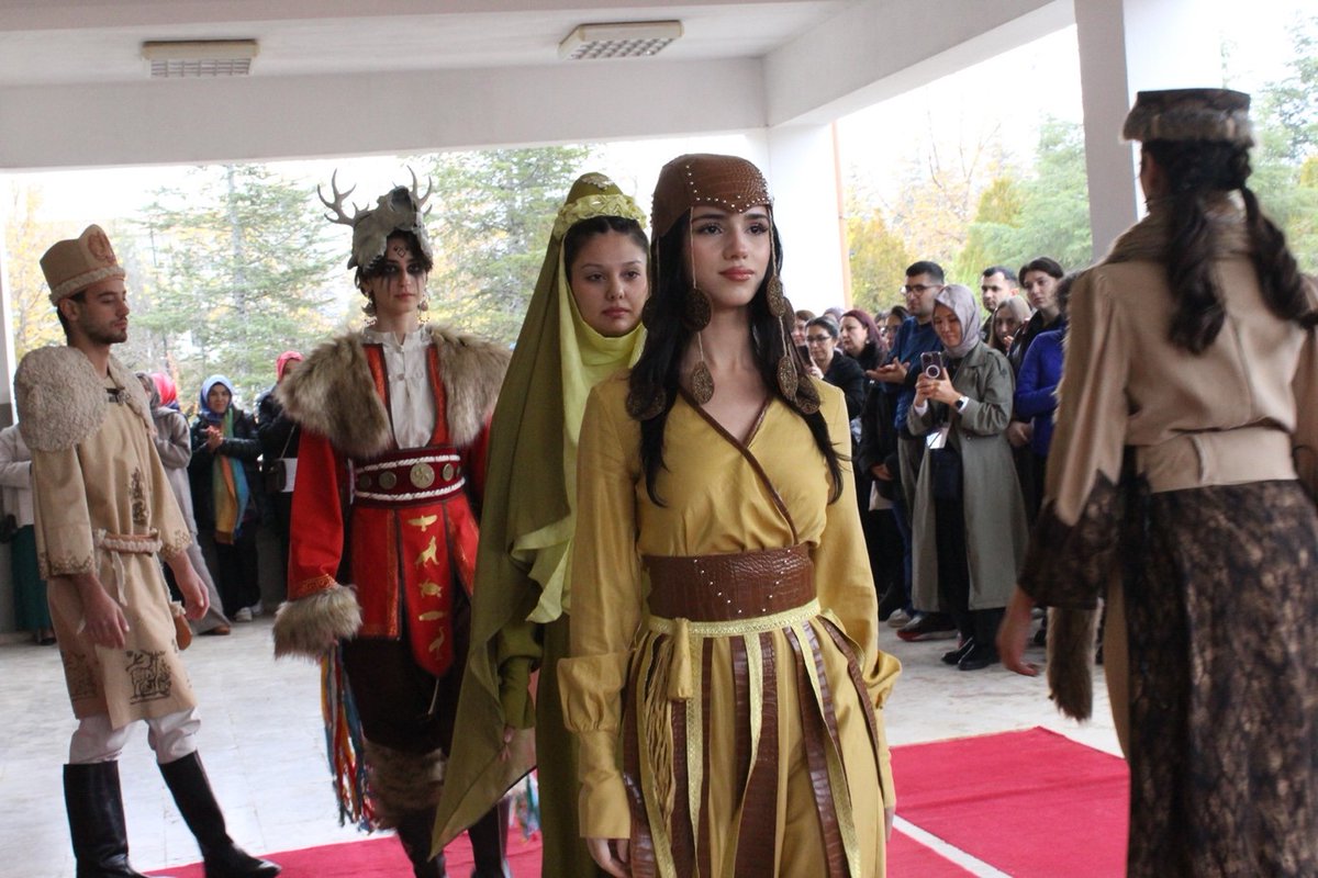 hacibayramedutr's tweet photo. HBV Türk El Sanatları Araştırma ve Uygulama Merkezi, HBV Sanat ve Tasarım Fakültesi El Sanatları Bölümü ve öğrenci topluluklarımızın iş birliğiyle ‘’Kültürel Mirasın İzinde Başlık ve Şapka Sergisi Açılış Töreni‘’ ve “Eski Türk Kıyafetleri Defilesi” gerçekleştirildi.

🔗https://t.co/sUlVtIEN8q