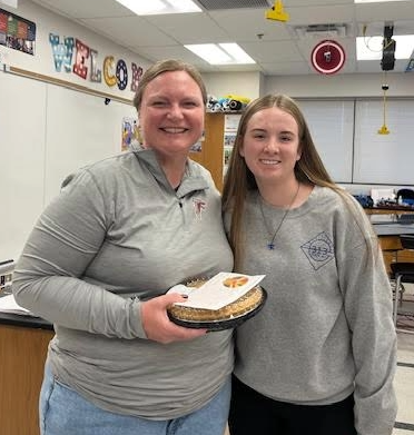 RSHSLibrary's tweet image. A huge congratulations to junior Kylie and awesome science teacher Sarah Moonier, the sweet winners of our Thank A Teacher, Win A Pie Contest! 

Kylie won a pie for herself AND one for Mrs. Moonier by writing a fantastic note of appreciation.  @RSHSPrincipal #RSDlibraries