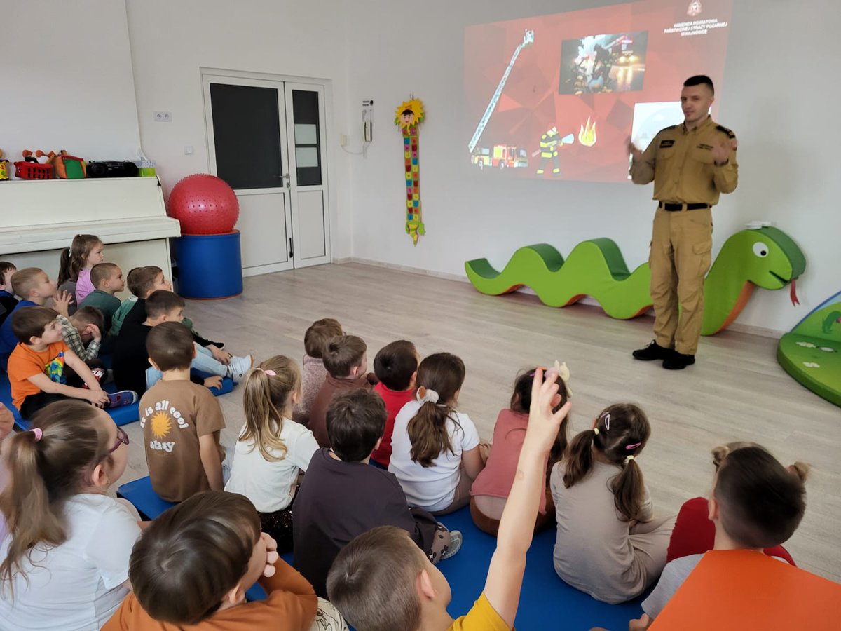 25 listopada 2025👨‍🚒 r. w Przedszkolu nr 3 w Hajnówce odbyło się spotkanie z grupami przedszkolaków dotyczące  zagrożeń jakie mogą wystąpić w domach/mieszkaniach szczególnie w  okresie grzewczym oraz podstawowych zasad zachowania się w sytuacji  zagrożenia
#CzujkaWKażdymDomu