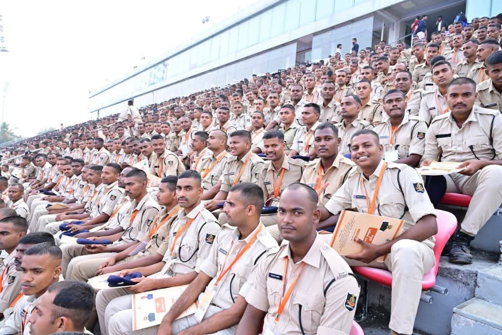 କଳିଙ୍ଗ ଷ୍ଟାଡିୟମ୍ ଠାରେ ଆୟୋଜିତ 'ନିଯୁକ୍ତି ମେଳା ଓ ପ୍ରଶିକ୍ଷଣ' କାର୍ଯ୍ୟକ୍ରମରେ ମାନ୍ୟବର ମୁଖ୍ୟମନ୍ତ୍ରୀ ଶ୍ରୀ ମୋହନ ଚରଣ ମାଝୀ ଯୋଗ ଦେଇଛନ୍ତି। ଏହି ଅବସରେ ୧୨ଟି ବିଭାଗର ନବ ଚୟନୀତ ୭,୨୯୩ ଜଣ ପ୍ରାର୍ଥୀଙ୍କୁ ନିଯୁକ୍ତି ପତ୍ର ପ୍ରଦାନ କରାଯାଇଛି। ଏହି ବ୍ୟାପକ ନିଯୁକ୍ତି ପ୍ରଶାସନକୁ ଆହୁରି କ୍ରିୟାଶୀଳ କରିବା ସହ ଗୁଣାତ୍ମକ ଜନସେବା