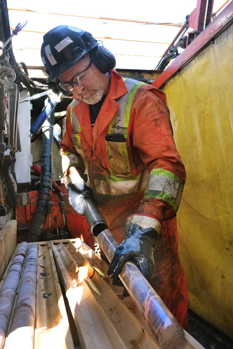 Deepest hole to date — and mineralized from top to bottom.

$VLTA drilled 0.95% TREO over 438.9m, incl. 1.06% over 358.6m, ending in 1.78% at 465m at the Springer Project (Ontario).

Results will feed into the 2026 resource update.
voltametals.ca/wp-content/upl…

#RareEarths #Gallium
